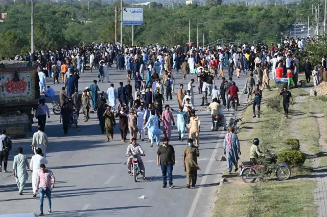 ইসলামাবাদ থেকে বেরনোর ও রাজধানীতে ঢোকার প্রধান মহাসড়ক অবরোধ করে রেখেছে পিটিআই সমর্থকরা 