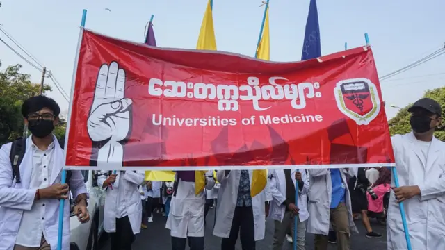 အာဏာသိမ်းစစ်အစိုးရကို ဆန့်ကျင်ကြောင်း ဆေးတက္ကသိုလ်အသီးသီးက ဆရာဝန်များနဲ့ ဆရာဝန်လောင်းများ ကဖေဖော်ဝါရီလ ၂၂ရက်က ဆန္ဒထုတ်ဖော်ခဲ့ကြ