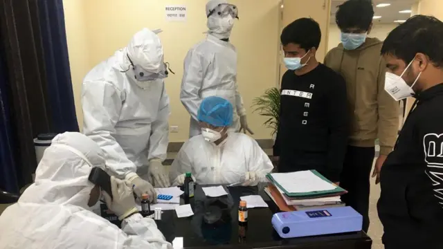 দিল্লির কাছে একটি কোয়ারেন্টিন সেন্টারে স্ক্রিনিং চলছে