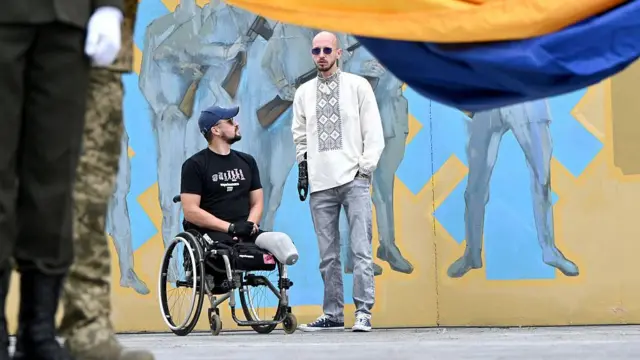 чоловік на кріслі колісному 