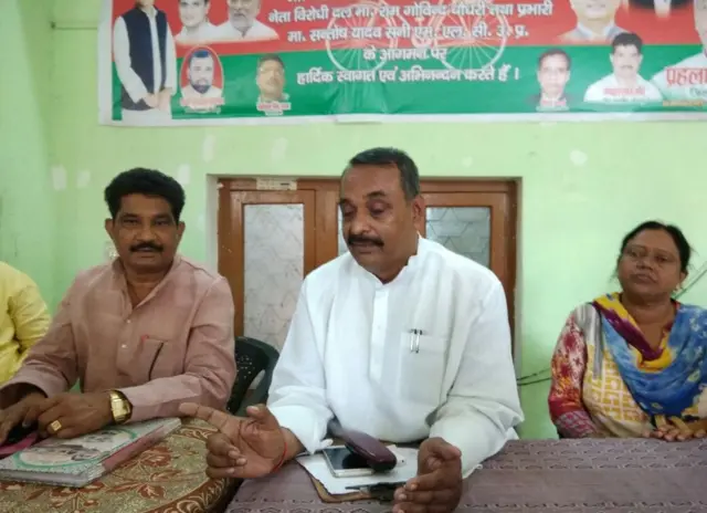 अपने कार्यालय में समाजवादी पार्टी के गोरखपुर ज़िलाध्यक्ष प्रह्लाद यादव