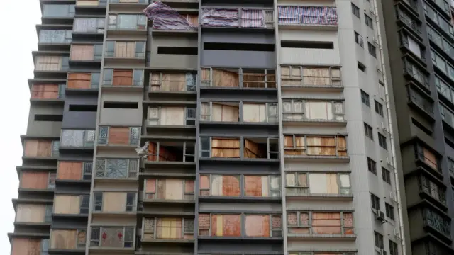 澳門一座居民樓多個單元以木板封上受損窗戶（27/8/2017）