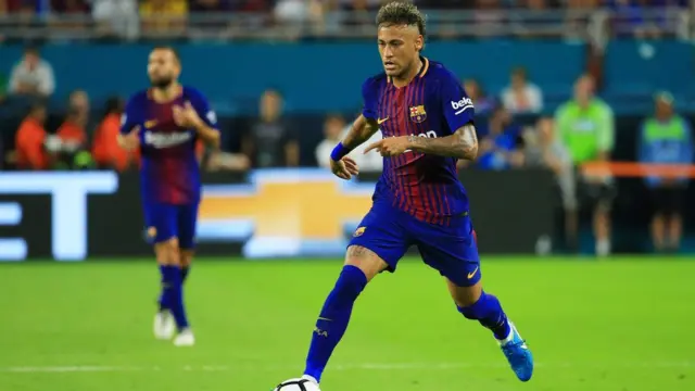 内马尔代表巴萨出战