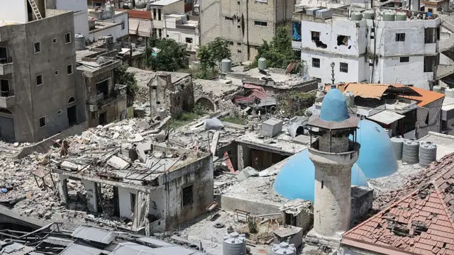 На фотографии запечатлены разрушения в Набатии 15 июня 2026 года, когда жители, вынужденные покинуть свои дома из-за боевых действий, возвращаются в этот город. 