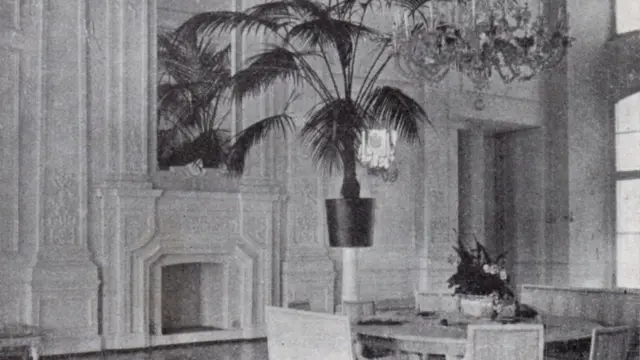 Інтер'єр великої білої зали