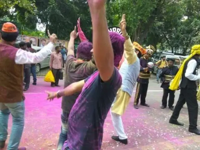 जीत के बाद जश्न मनाते भाजपा कार्यकर्ता