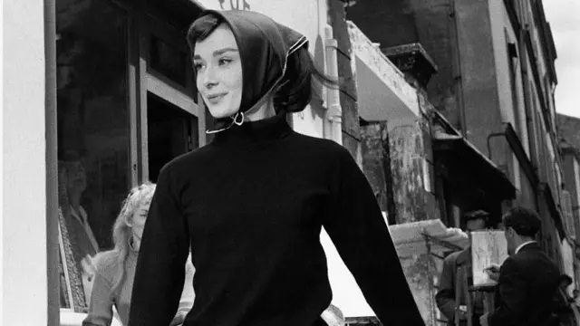 Audrey Hepburn (1929 - 1993) di lokasi syuting 'Funny Face', Paris, 1956.