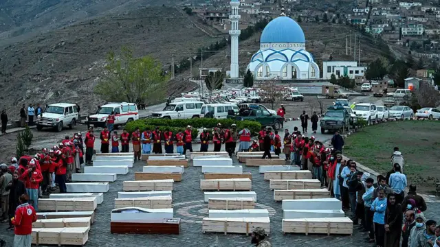 کابل: افغان ریڈ کریسنٹ سوسائٹی کے رضاکار منشیات بحالی مرکز پر پاکستان کے ایک فضائی حملے میں ہلاک ہونے والوں کے تابوتوں کے قریب کھڑے ہیں۔