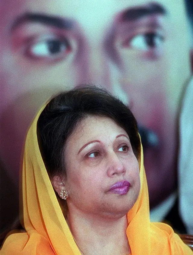 ২০০০ সালের ২৬শে আগস্ট ঢাকায় সাংবাদিকদের একটি দলের সাথে এক বৈঠকে বিরোধীদলীয় নেত্রী খালেদা জিয়া। পটভূমিতে তার নিহত স্বামী রাষ্ট্রপতি জিয়াউর রহমানের একটি চিত্রকর্ম রয়েছে।