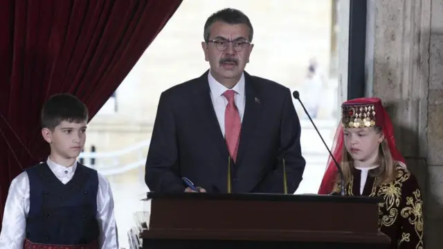 Yusuf Tekin ve çocuklar.