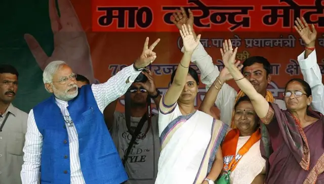 મોદી અને અપના દલના નેતા અનુપ્રિયા પટેલ