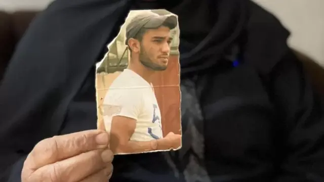 Mamake Bakr Seif, mmoja wa Walebanon ambaye amejiunga na Islamic State, anashikilia picha yake.