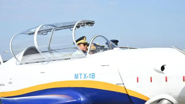 ၂၀၂၄ခုနှစ် လေတပ် ဖွဲ့စည်းတည်ထောင်မှု(၇၇)နှစ်မြောက် နှစ်ပတ်လည်နေ့ အခမ်းအနားမှာ တွေ့ရတဲ့ စစ်ခေါင်းဆောင် ဗိုလ်ချုပ်မှူးကြီးမင်းအောင်လှိုင်