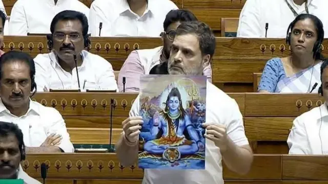 हातात महादेवाचं पोस्टर पकडलेले राहुल गांधी 