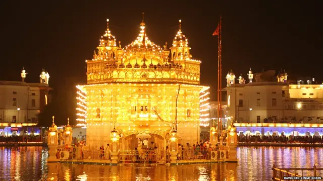 ਦਿਵਾਲੀ, ਅੰਮ੍ਰਿਤਸਰ, ਦਰਬਾਰ ਸਾਹਿਬ