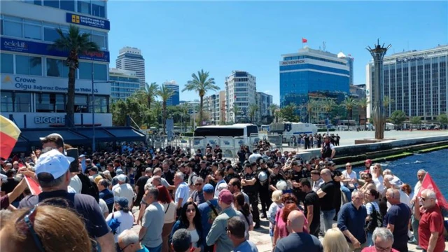Cumhuriyet Meydanı etrafında bekleyen CHP'liler