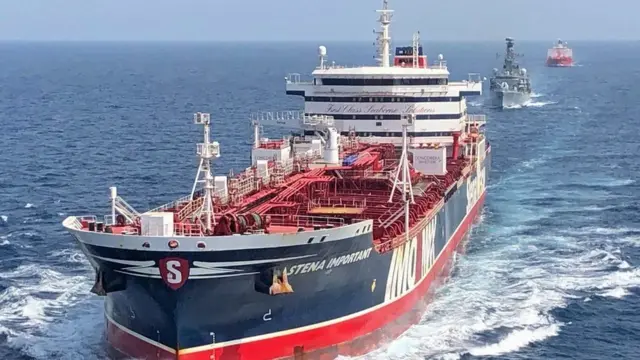 د بریتانیا مونټروز بېړۍ (منځ کې) له هرمز تنګي ته د تېرېدو پرمهال