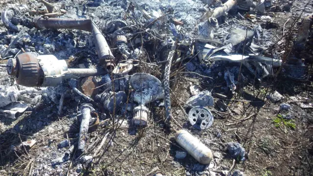 Металеві фрагменти дрона лежать на землі