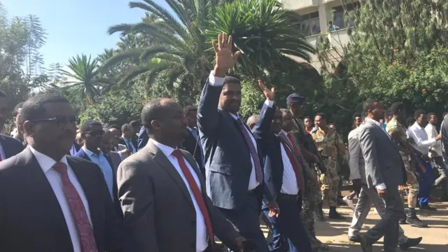 Pireezidantoonni naannolee lamaanii uummata dubbisaa magaalaa keessaa miilaan deemanii ture.