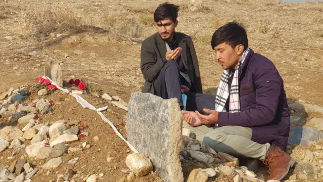 رضا حیدري او نصرت ترنک د راهد قبر ته دعا کوي