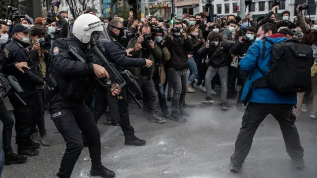Полиция и участник акции протеста в Стамбуле