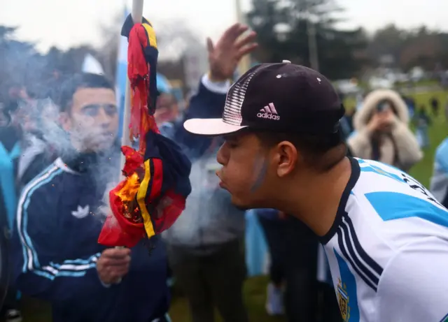 Navijači Argentine spaljuju dres Španije ispred sedišta Fudbalskog saveza Argentine (AFA) na obodu Buenos Ajresa posle poraza Argentine u finalu Svetskog prvenstva