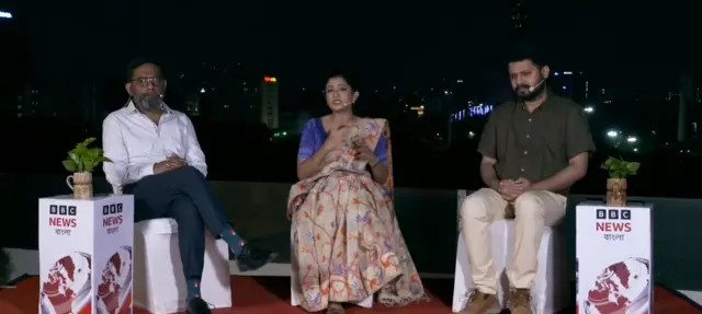 বিবিসি বাংলার লাইভ অনুষ্ঠানে উপস্থাপিকা প্রচেতার সঙ্গে বাঁদিকে অধ্যাপক জাদ মাহমুদ, ডান দিকে সাংবাদিক অর্ক দেব 
