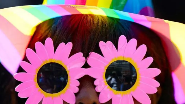 Wani mutum sanye da gilashi a wajen bikin alfahari da kasantuwar birnin Cape Town na kasar Afirka ta Kudu a ranar Asabar.