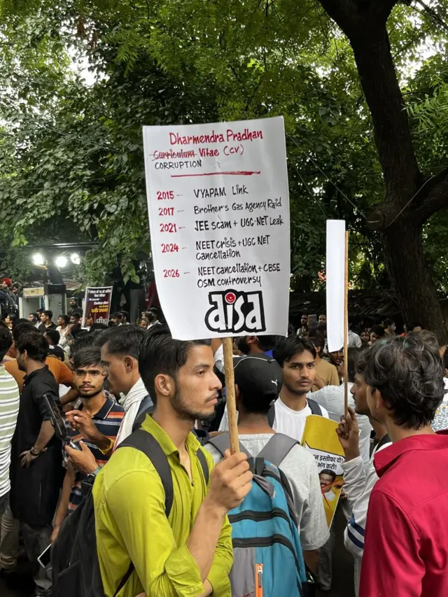 एका बाजूला, कॉक्रोच जनता पार्टीनं संसद मार्चमध्ये काय करावं आणि काय करू नये, याबाबतच्या गाईडलाईन्स प्रसिद्ध केल्या आहेत दुसऱ्या बाजूला, दिल्ली पोलिसांनी या मोर्चाला परवानगी नसल्याचं निवेदन प्रसिद्ध केलं आहे. या निवेदनात पोलिसांनी या आंदोलनाला परवानगी नाकारली आहे. काल निवेदन जाहीर करत पोलिसांनी म्हटलंय की, "नवी दिल्ली जिल्ह्यात बीएनएसएसच्या कलम 163 (पूर्वीचे सीआरपीसी कलम 144) अन्वये प्रतिबंधात्मक आदेश लागू आहेत. त्यानुसार जंतर-मंतर येथील निर्धारित निषेध स्थळावर पूर्वपरवानगी घेऊन केल्या जाणाऱ्या निदर्शनांशिवाय इतर ठिकाणी निषेध मोर्चे, मिरवणुका, आंदोलन आणि 5 किंवा त्यापेक्षा जास्त व्यक्तींचे एकत्र जमणे यावर बंदी आहे," असंही दिल्ली पोलिसांनी सांगितलं.