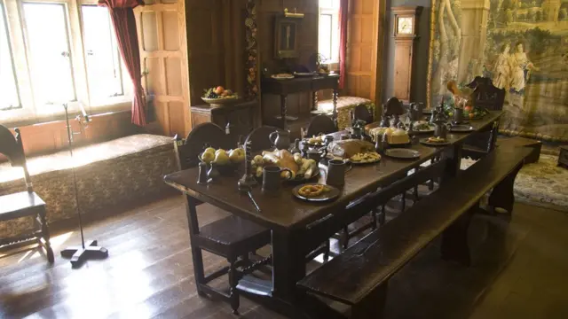 Средневековый стол.