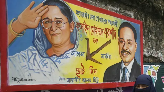 আওয়ামী লীগের নেতৃত্বে মহাজোট সরকারে যোগদানের ব্যাপারেও জেনারেল এরশাদ একেক সময় একেক কথা বলেছেন।