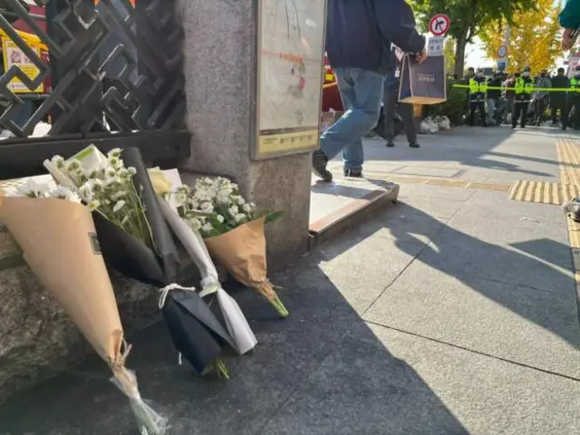 人们事发现场留下鲜花悼念遇难者。