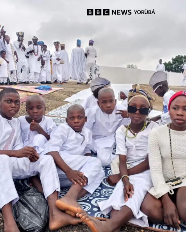 Awọn ọmọ keekee joko pẹlu awọn agbalagba ti gbogbo wọn si w asọ fun lati sami ayajọ Isẹse