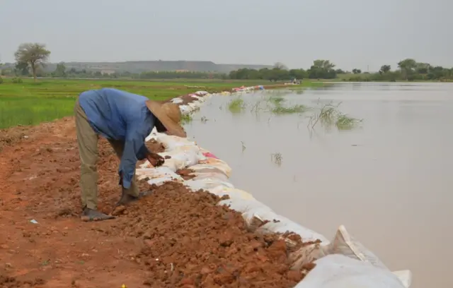 Faute de digue, les populations sont souvent obligées d'utiliser des sacs remplis de terre pour se prémunir des inondations fluviales.