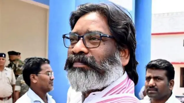  সুপ্রিম কোর্টের দ্বারস্থ হয়েও অন্তর্বর্তী জামিন পাননি হেমন্ত সোরেন। 