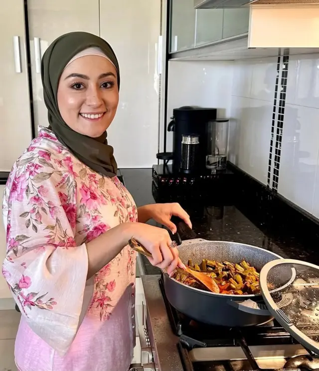 اغلې پيمان په پخلنځي کې ولاړه ده