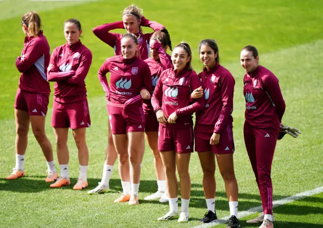 لاعبات كرة القدم خلال جلسة تدريبية في ليليفيلد، أستراليا.