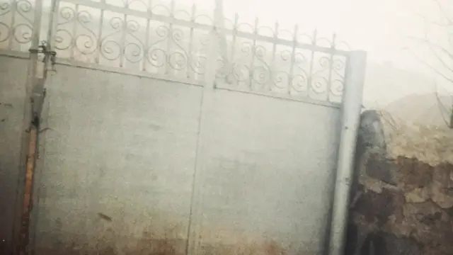 Fuadın öz evlərinin darvazasını çəkdiyi şəkil