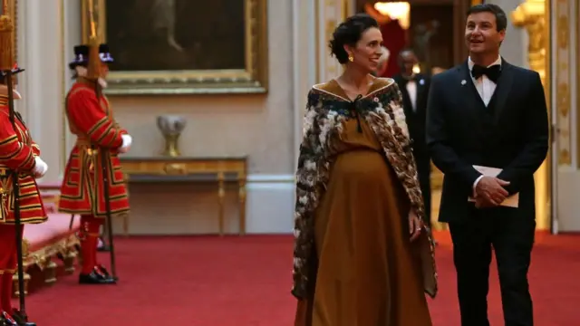 阿德恩挺著大肚子仍继续总理工作出现各式公开场合。