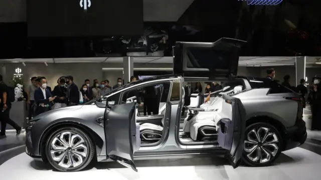 درهای عقب های‌فای دو تکه است و بخشی از آن رو به بالا باز می‌شود