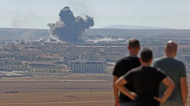 Türkiyənin Şanlıurfa əyalətindən Suriyanın Ayn əl-Ərəb şəhərinin görünüşü. Oktyabr, 2014-cü il