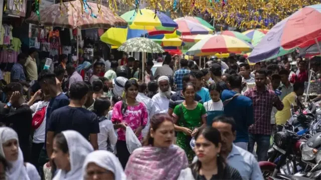 असम में ईद की ख़रीददारी करते मुसलमानों की फ़ाइल तस्वीर