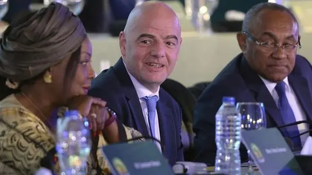 Fatma Samoura, secrétaire générale de la Fifa (à gauche), Gianni Infantino, président de la Fifa (au centre) et Ahmad, président de la Confédération africaine de football (à droite).