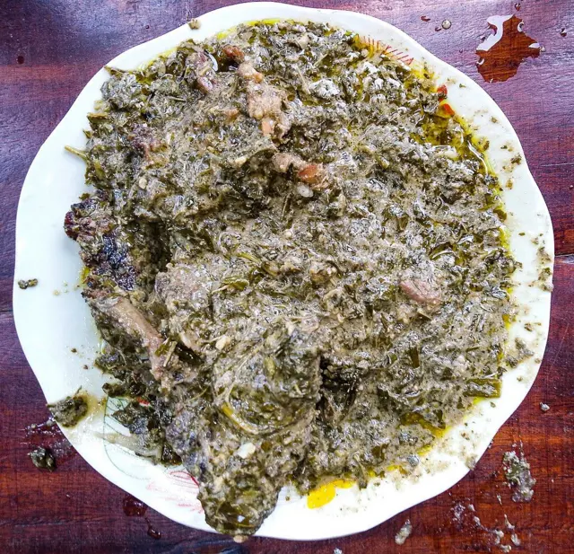 Ngoundja (feuille de manioc)