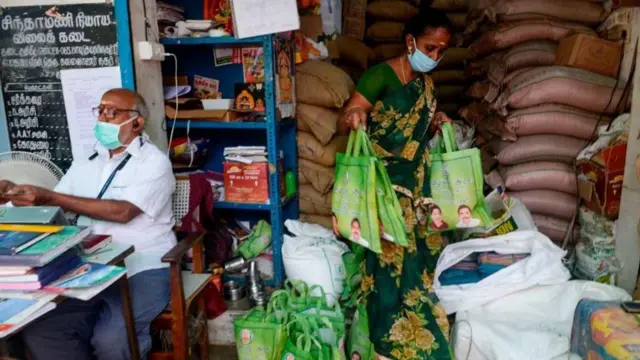 ரேஷன் கடைகளில் தேங்காய் எண்ணெய் வழங்குவது சாத்தியமா? உணவுத்துறை அமைச்சர் கூறுவது என்ன?

கோப்புப்படம்