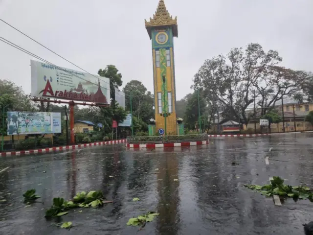 မုန်တိုင်းဗဟိုချက် စစ်တွေမြို့မှာ ဘာတွေဖြစ်နေပြီလဲ။ 