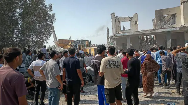 Люди у разрушенной школы в Минабе