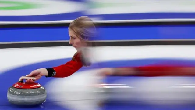 Брір Шваллер-Герліманн ковзає по льоду, а її камінь летить разом із нею 