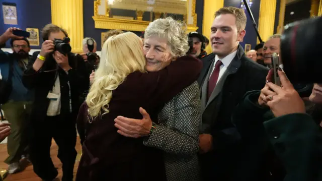 عکس کاترین کانلی، برنده انتخابات ریاست جمهوری در جمهوری ایرلند در آغوش یک نفر دیگر پس از پیروزی