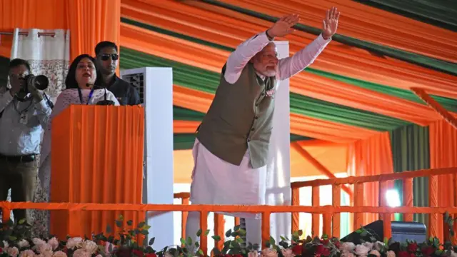 কাশ্মীরের নির্বাচনি জনসভায় সমর্থকদের উদ্দেশে হাত নাড়ছেন নরেন্দ্র মোদী